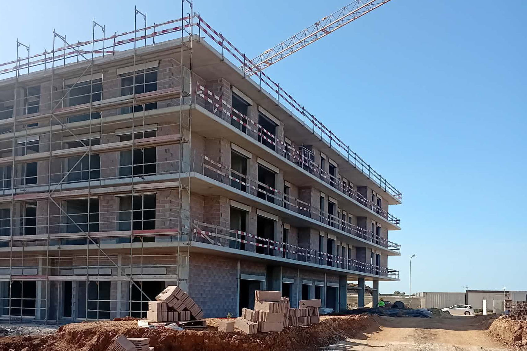 Edifício de habitação em construção em Lisboa, estrutura em betão armado com alvenarias e grua