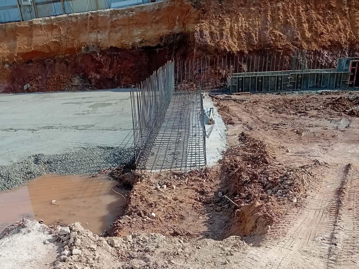 Armadura de muro de contenção assente sobre betão de limpeza, junto à face de escavação